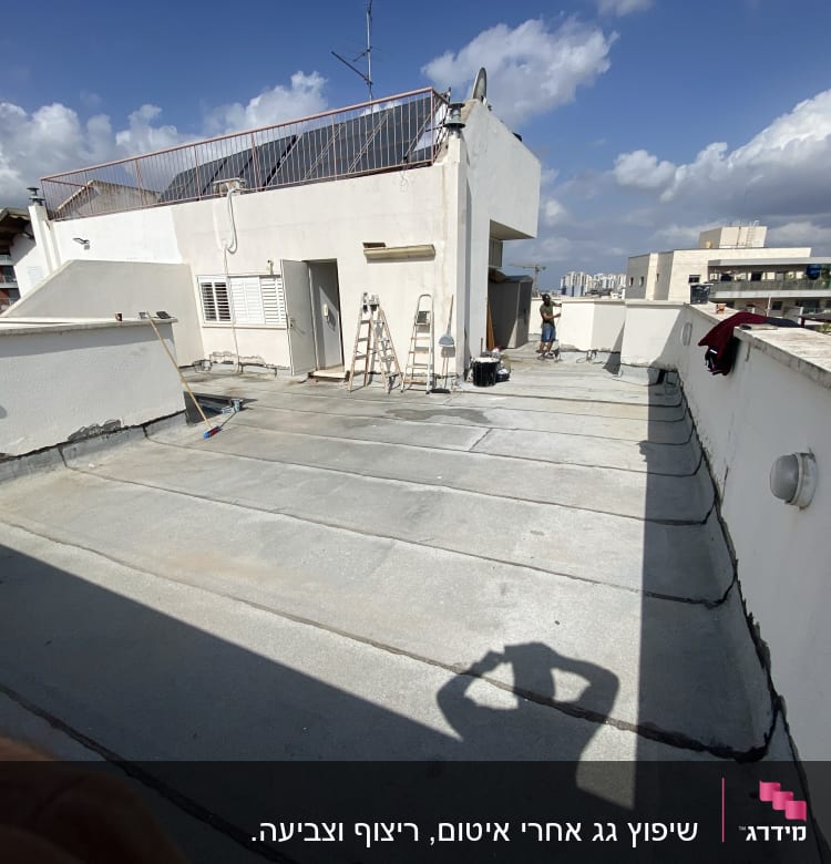 גג עם סולמות וכלי עבודה לשיפוץ